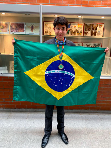 Aluno do Objetivo, Alexandre Almeida conquista OURO em Biologia na Espanha